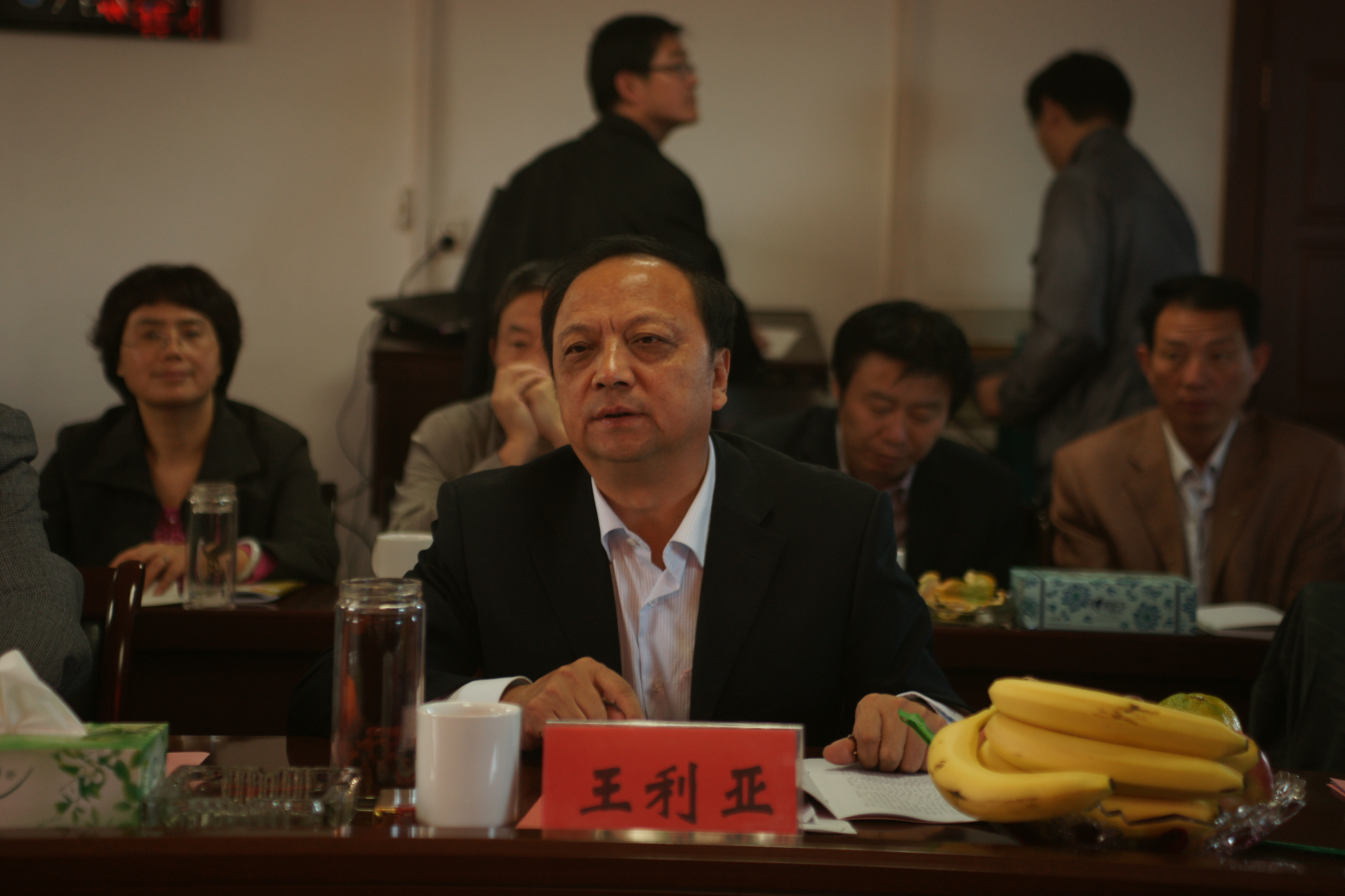 校长王利亚主持汇报会.JPG